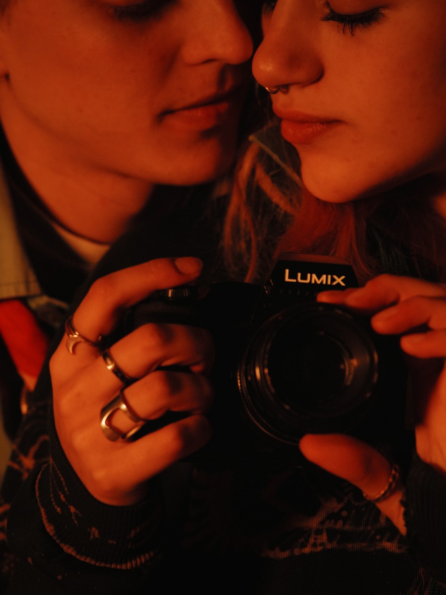 Two actors holding a camera, still from Passaggi
